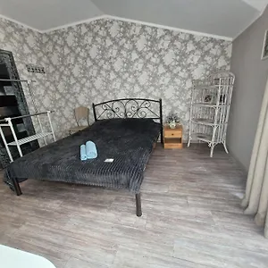 комната с двухспальной кроватью возле м осокорки Киев